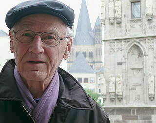 19 Wehrmachtsdeserteur <b>Ludwig Baumann</b> vor dem Kölner Rathaus: &quot;Wir waren bis <b>...</b> - 2009-05-06-2-0093